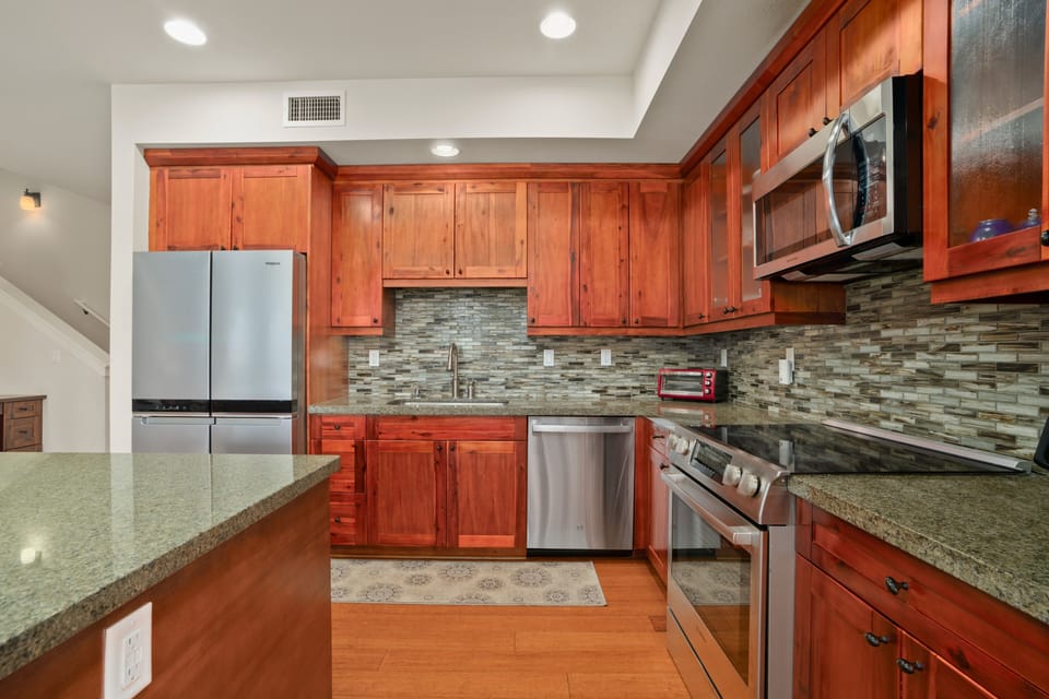 Condo, 3 Bedrooms | Private kitchen | Fridge, oven, coffee/tea maker, toaster