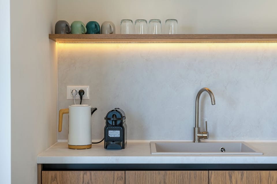 Private kitchen | Full-size fridge, microwave, stovetop, cookware/dishes/utensils
