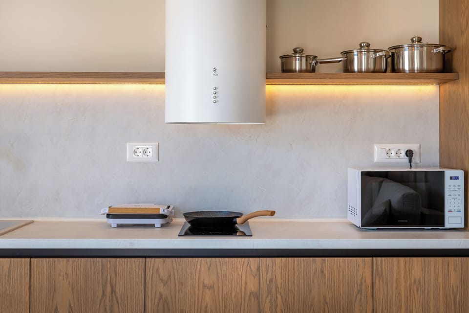 Private kitchen | Full-size fridge, microwave, stovetop, cookware/dishes/utensils