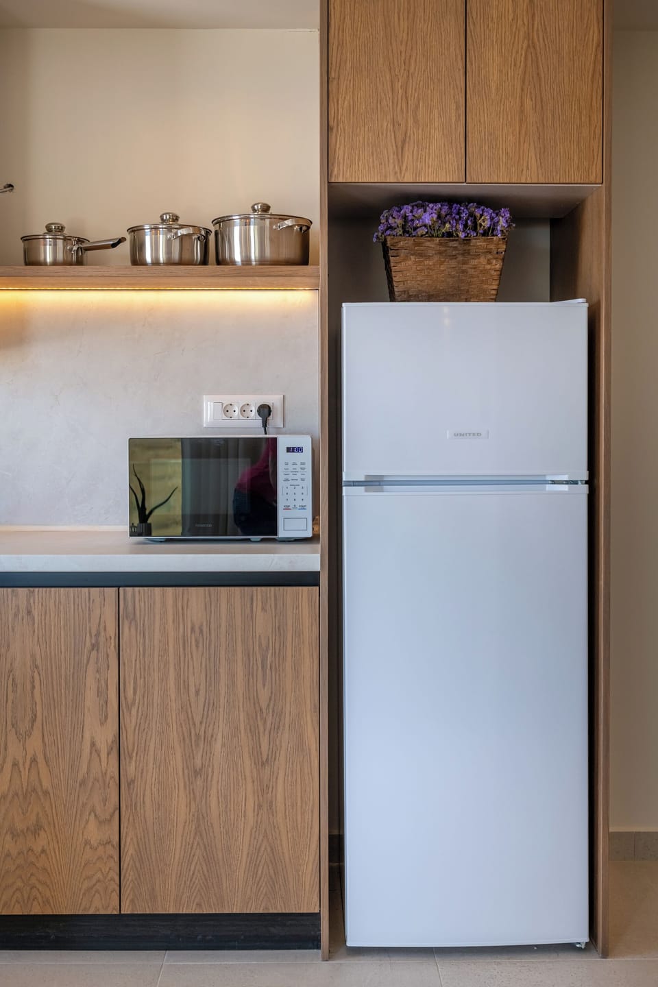 Private kitchen | Full-size fridge, microwave, stovetop, cookware/dishes/utensils