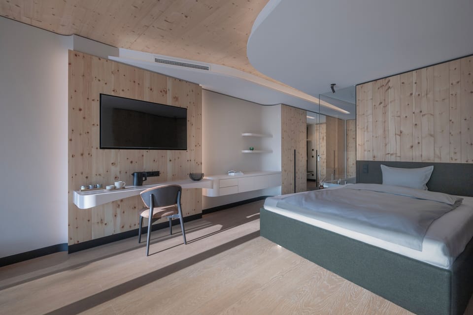 Basic Double Room, Balcony, Lake View | Hypo-allergenic bedding, pillowtop beds, in-room safe, soundproofing