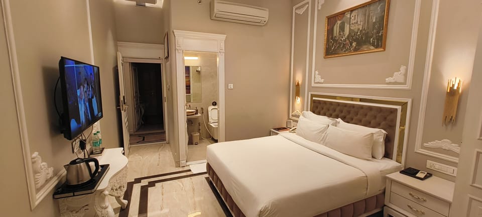 Deluxe Double Room | In-room safe, soundproofing, iron/ironing board, free WiFi