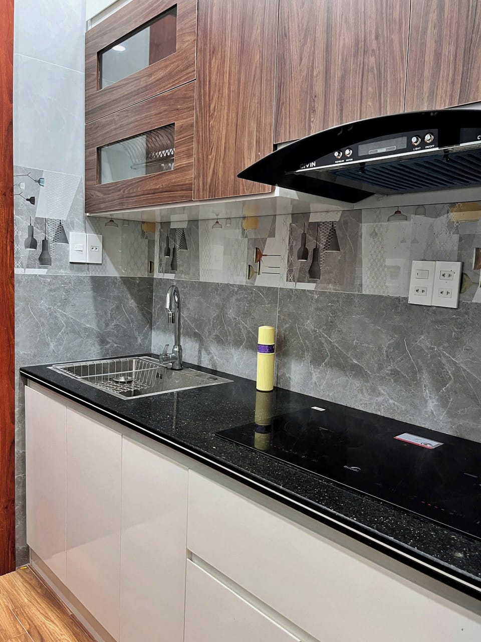 Luxury Double Room, City View | Private kitchen | Fridge, stovetop, cookware/dishes/utensils, dining table