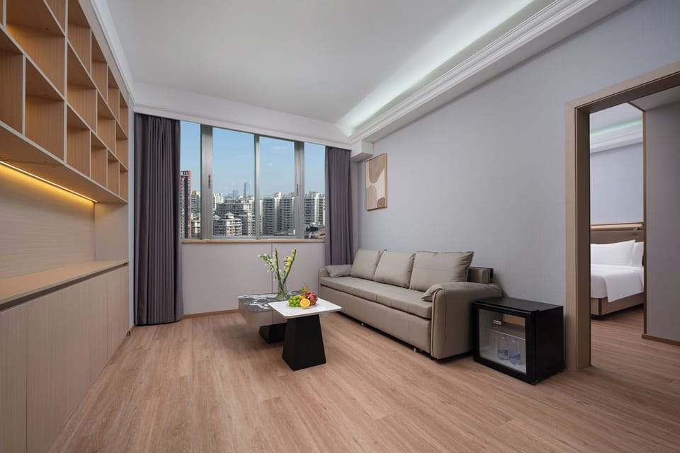 Executive Suite, City View | Desk, laptop workspace, blackout drapes, soundproofing