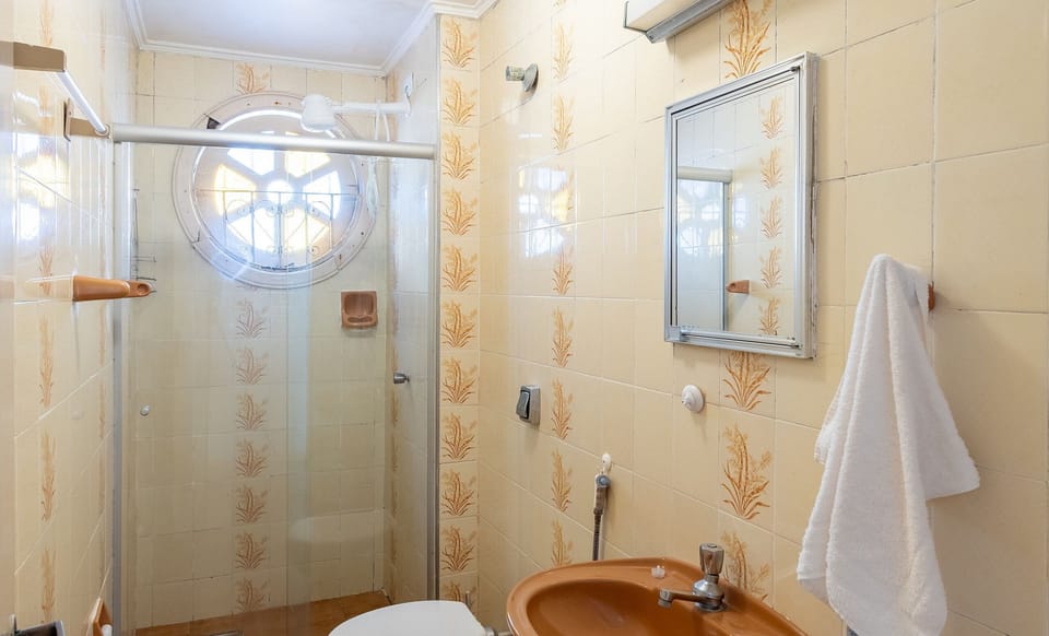Basic Apartment | Bathroom