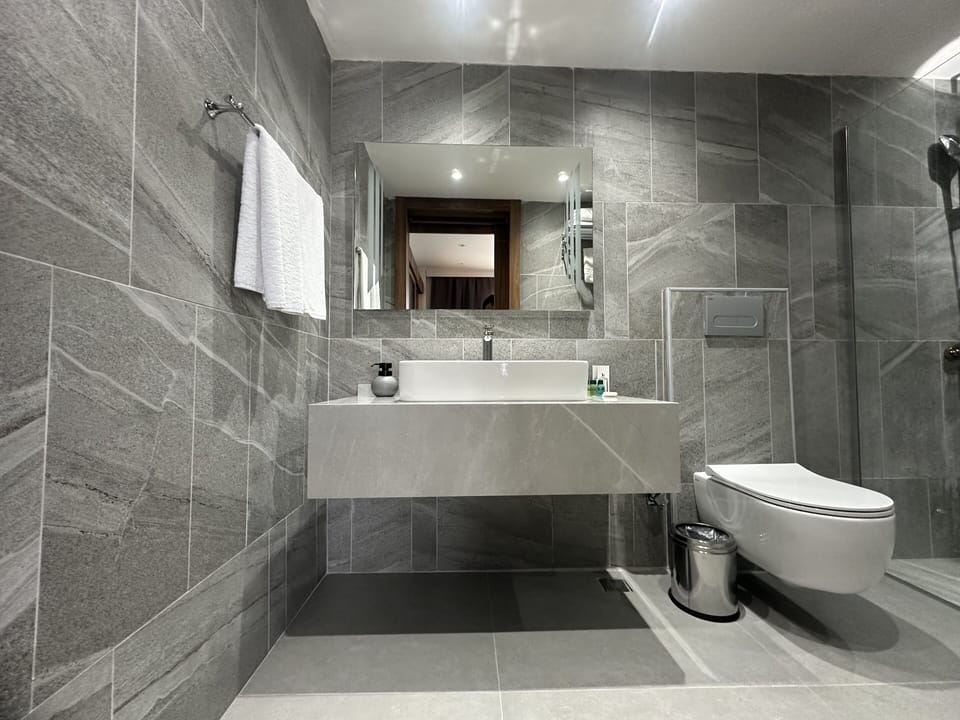 Deluxe Suite, Sea View | Free WiFi