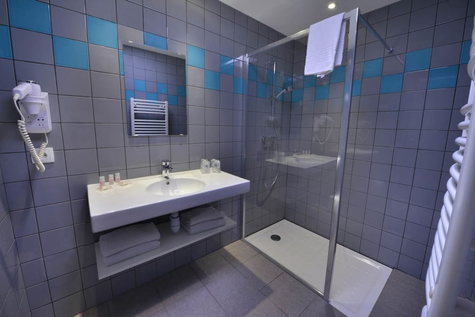 Quadruple Room | Bathroom | Shower, rainfall showerhead, free toiletries, hair dryer
