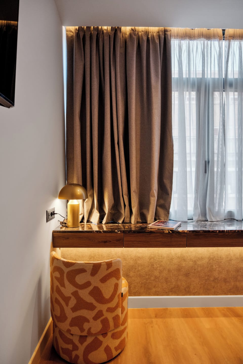 Double Room with Street View | In-room safe, blackout drapes, soundproofing, iron/ironing board