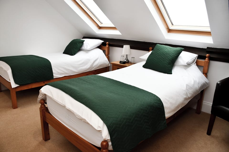 Standard Twin Room (GLAISDALE) | Iron/ironing board (on request), WiFi (free)
