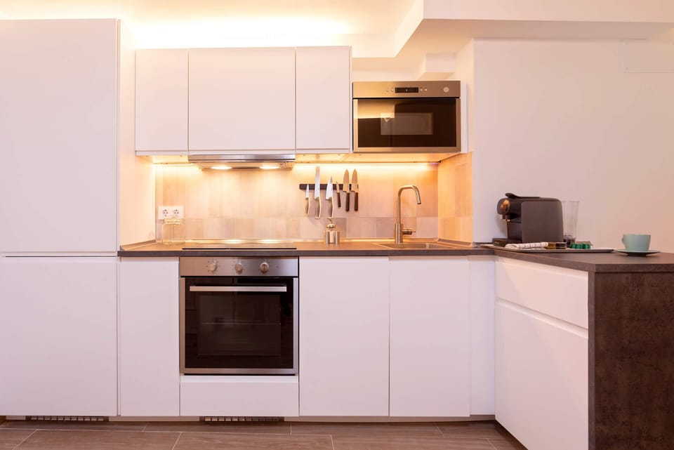 Apartment (1 Bedroom) | Private kitchen | Full-size fridge, microwave, oven, stovetop