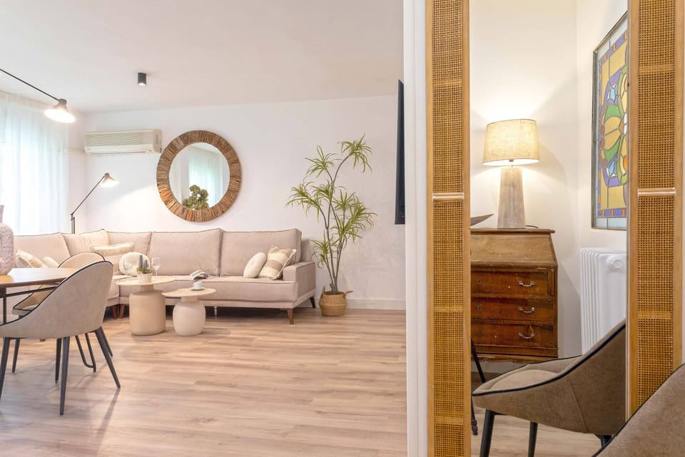 Apartment (4 Bedrooms) | Living room