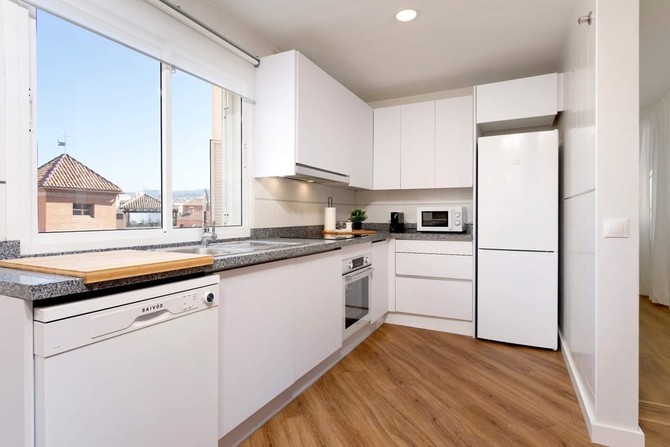Apartment (3 Bedrooms) | Private kitchen | Fridge, microwave, oven, stovetop