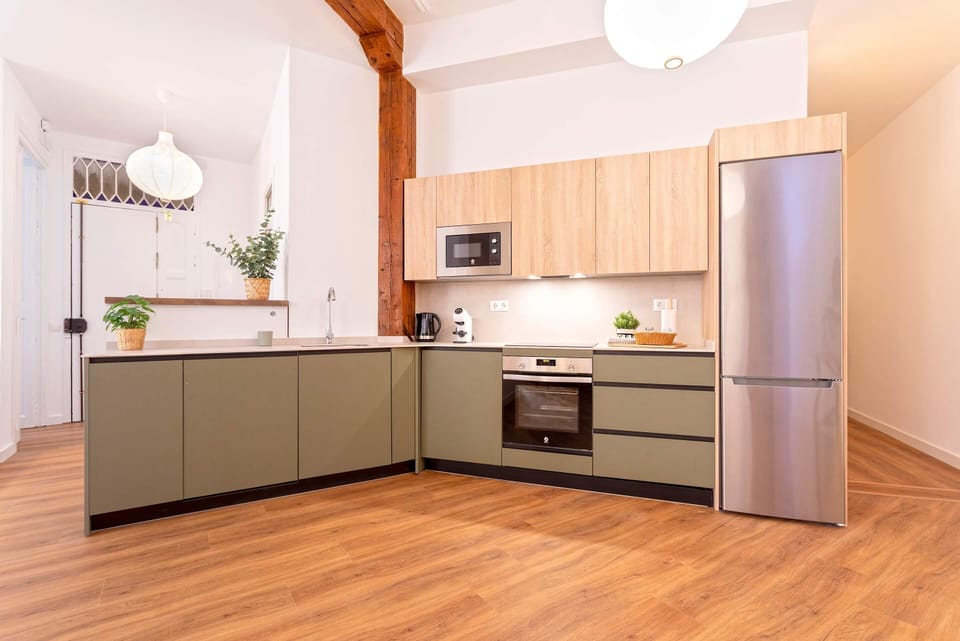 Apartment (4 Bedrooms) | Private kitchen | Fridge, microwave, oven, dishwasher