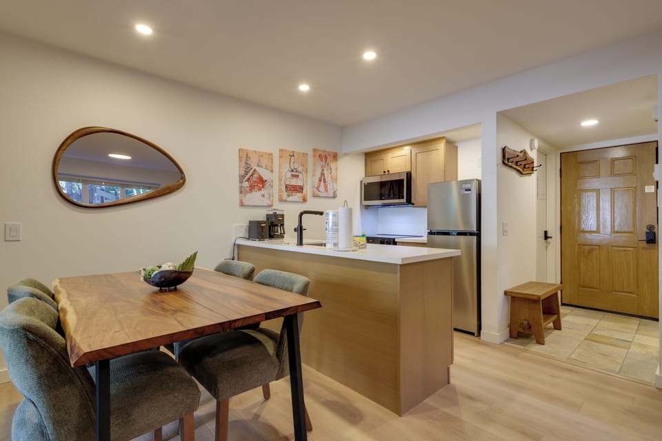 Walk to Mammoth Village: Chic Mountain Suite 101 Apartment in Mammoth Lakes