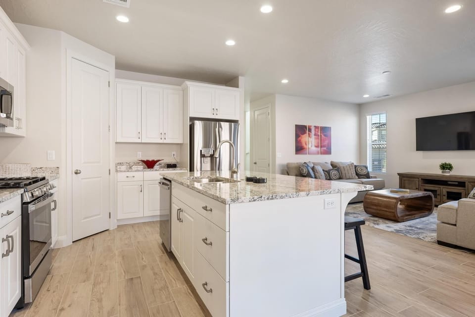 Townhome, 5 Bedrooms | Private kitchen | Fridge, oven, coffee/tea maker, toaster