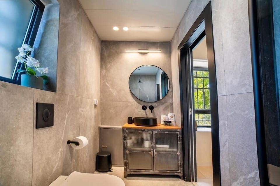 Family Room | Bathroom | Shower, towels