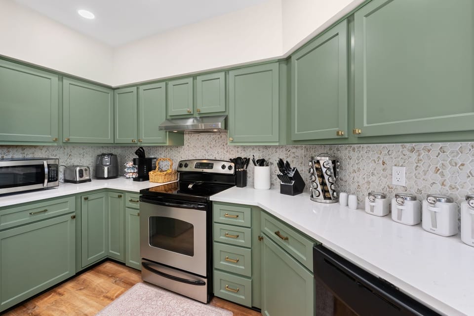 Room, 1 King Bed with Sofa bed, Balcony (7) | Private kitchen | Fridge, microwave, oven, stovetop