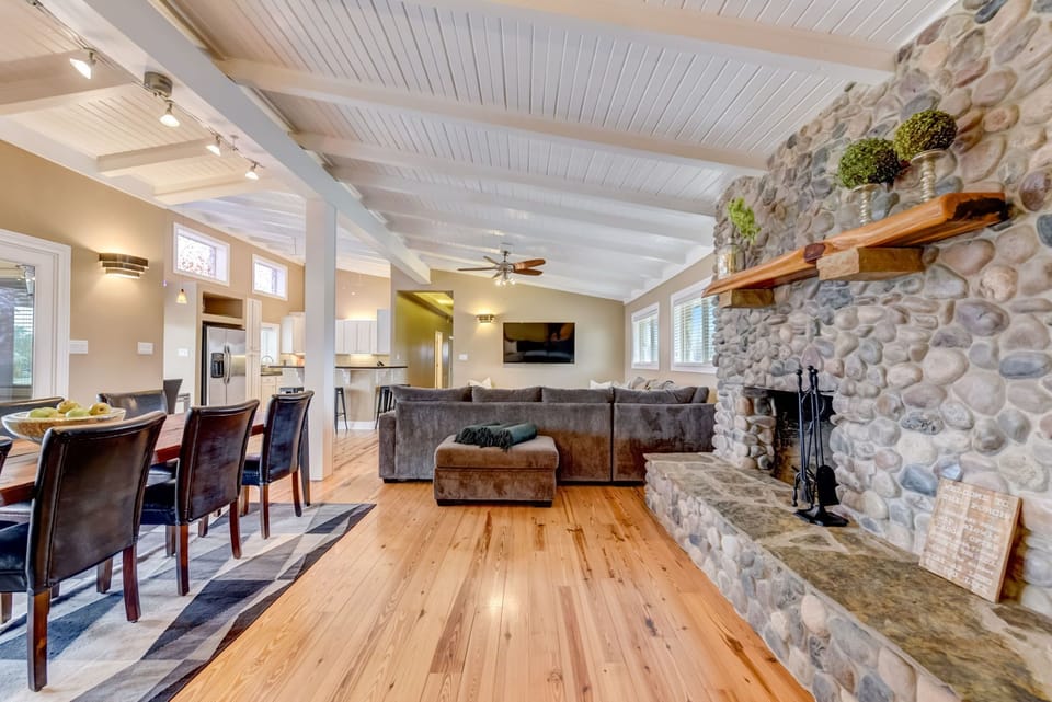 House, Multiple Beds, Patio (Hillview Estate 4) | Living area | 42-inch flat-screen TV with digital channels