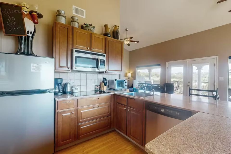 House, Multiple Beds, Balcony (Vineyard Haus (Chard and Shir)) | Private kitchen | Toaster, dining tables