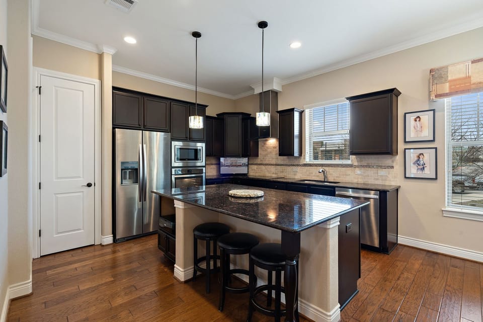 House, Multiple Beds, Balcony, River View (Bend in the River) | Private kitchen | Fridge, microwave, oven, stovetop
