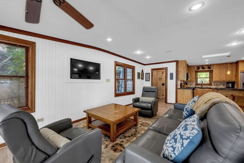 House, 2 Queen Beds, Patio (River Oaks Place) | Living area | 42-inch flat-screen TV with digital channels
