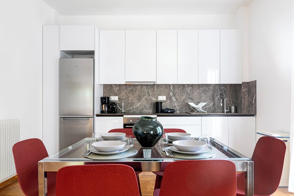Apartment, 3 Bedrooms, Balcony, City View | In-room dining