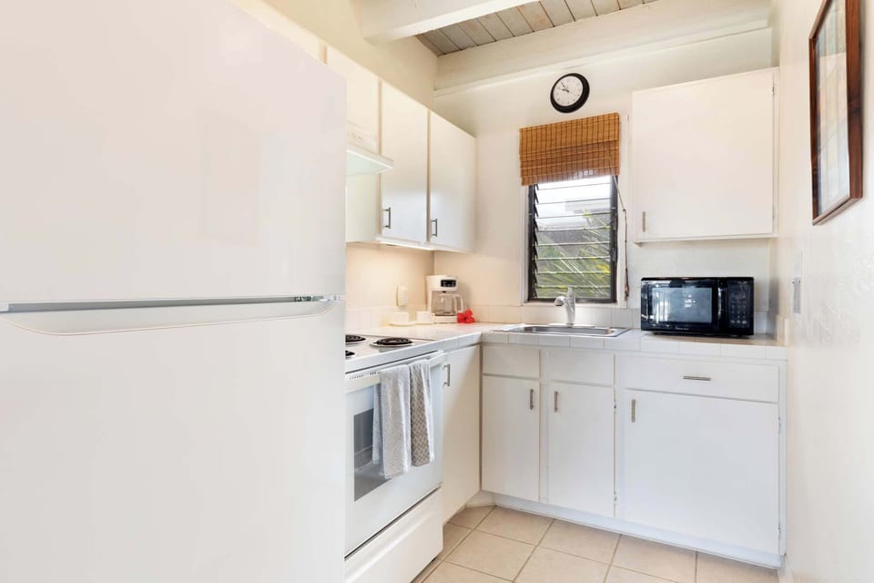 Studio, 1 Queen Bed, Balcony (Kona Bali Kai 362) | Private kitchen | Fridge, microwave, oven, cookware/dishes/utensils
