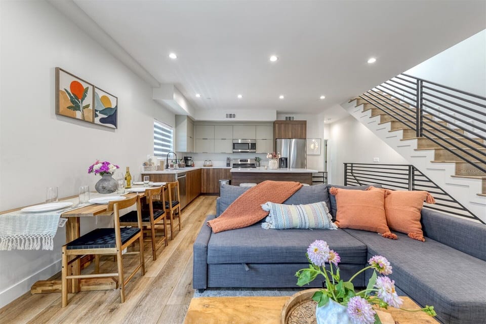 Superior Apartment, 3 Bedrooms, Pets Allowed, City View | Living room
