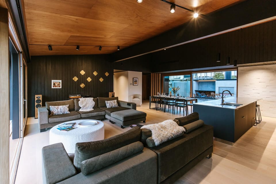 Luxury House, Lake View | Living area