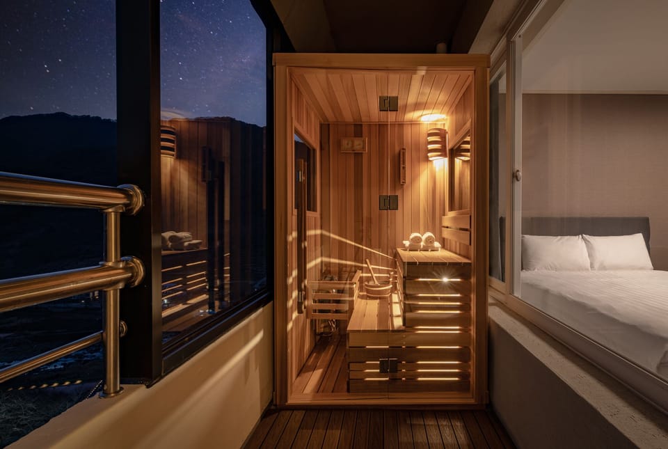 Deluxe Sauna (No Cooking) | Blackout drapes, soundproofing, WiFi (free)