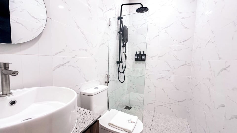 Standard Room, 1 Queen Bed, Non Smoking | Bathroom | Shower, hair dryer, bidet, towels