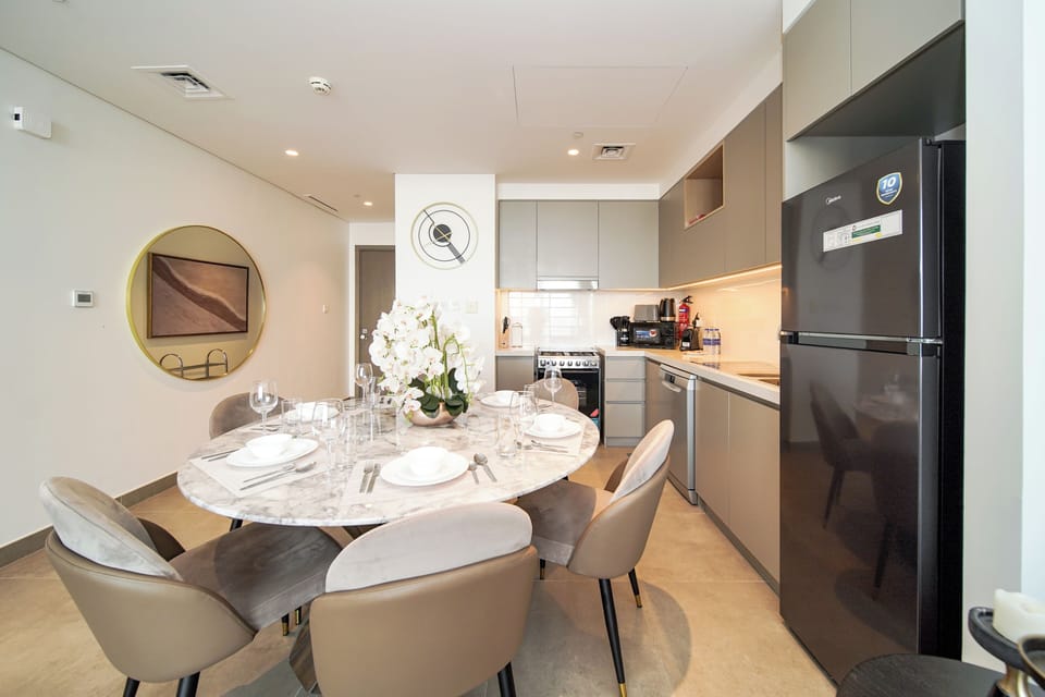 Exclusive Apartment, Balcony, Bay View | In-room dining