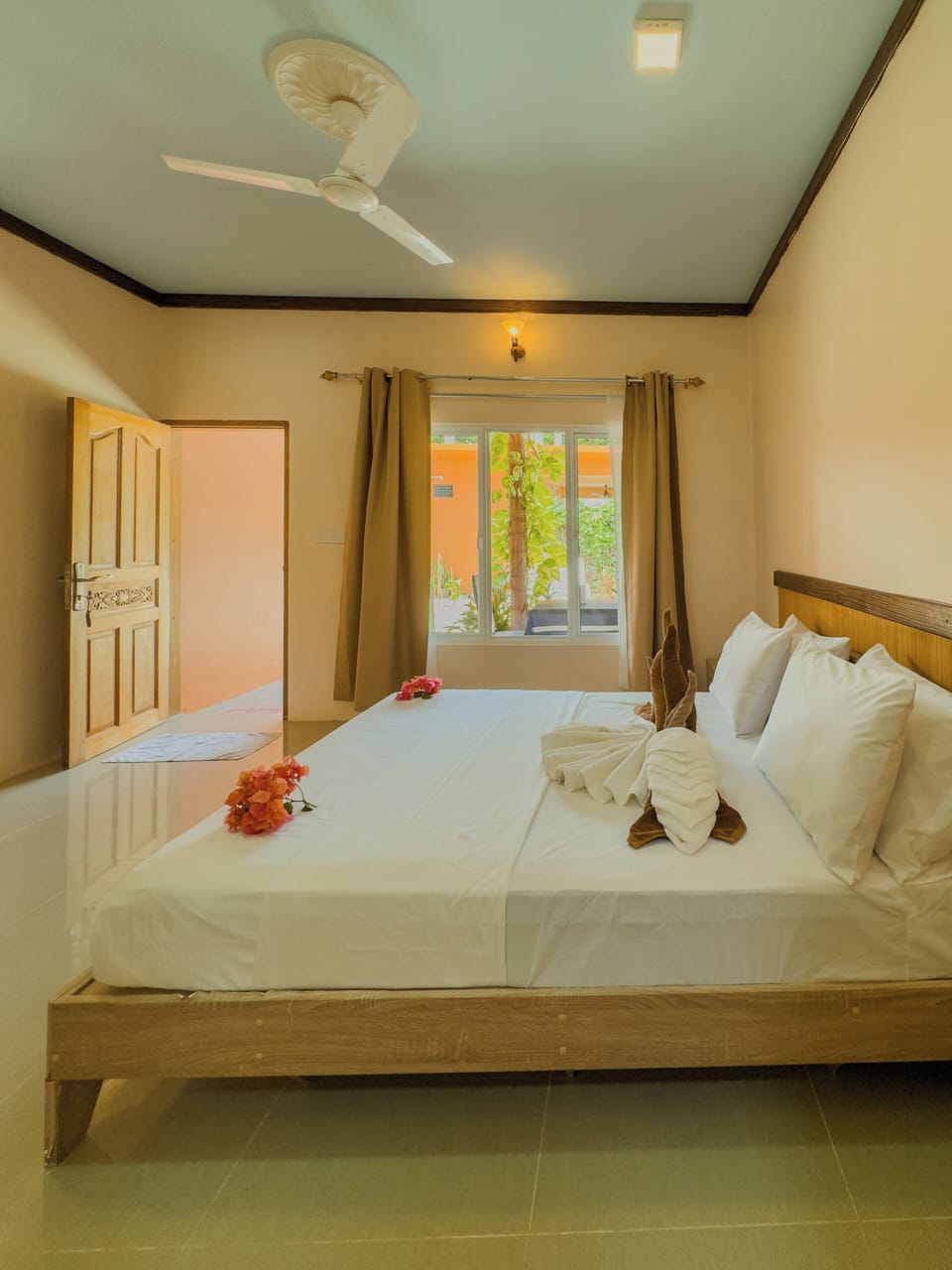 Classic Room | In-room safe, desk, laptop workspace, blackout drapes