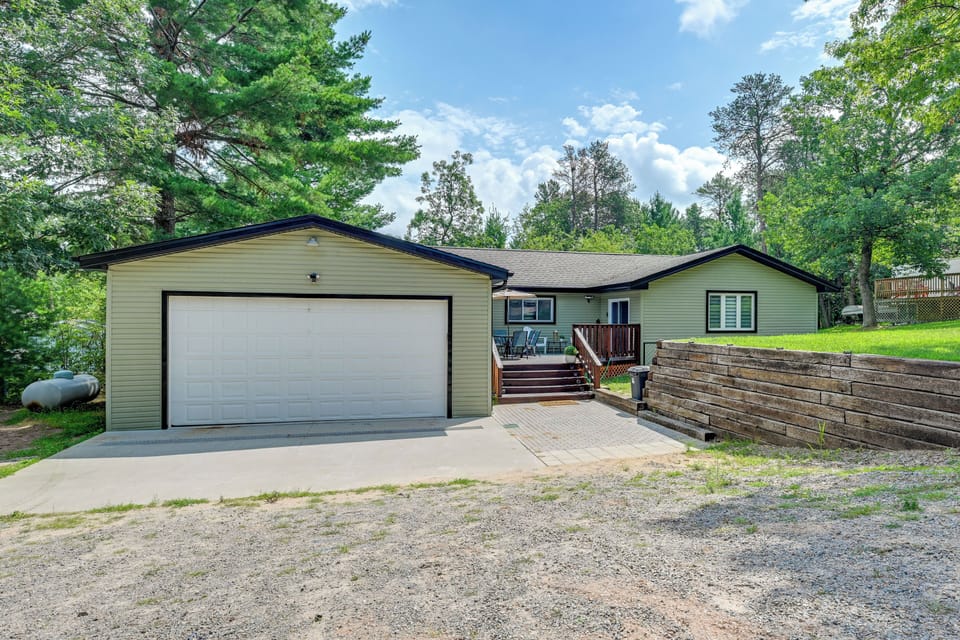 Private Hot Tub, Deck! Group Getaway in Friendship Cottage in Castle Rock Lake