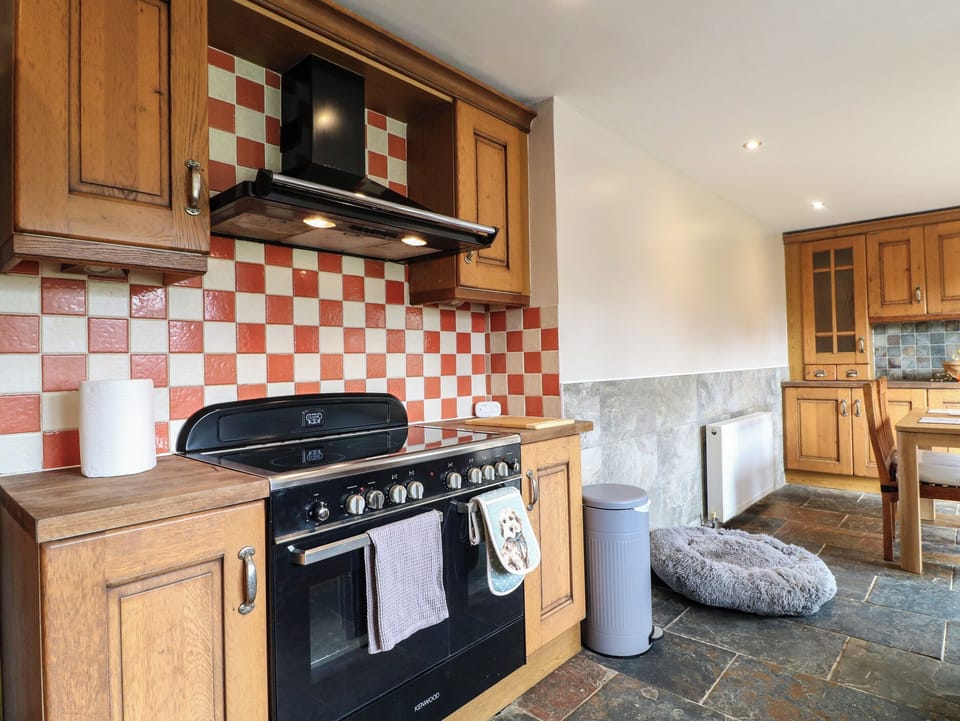 Cottage | Private kitchen | Fridge, microwave, dishwasher, toaster