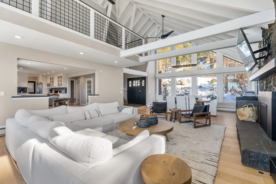 House, 4 Bedrooms | Living area | Smart TV