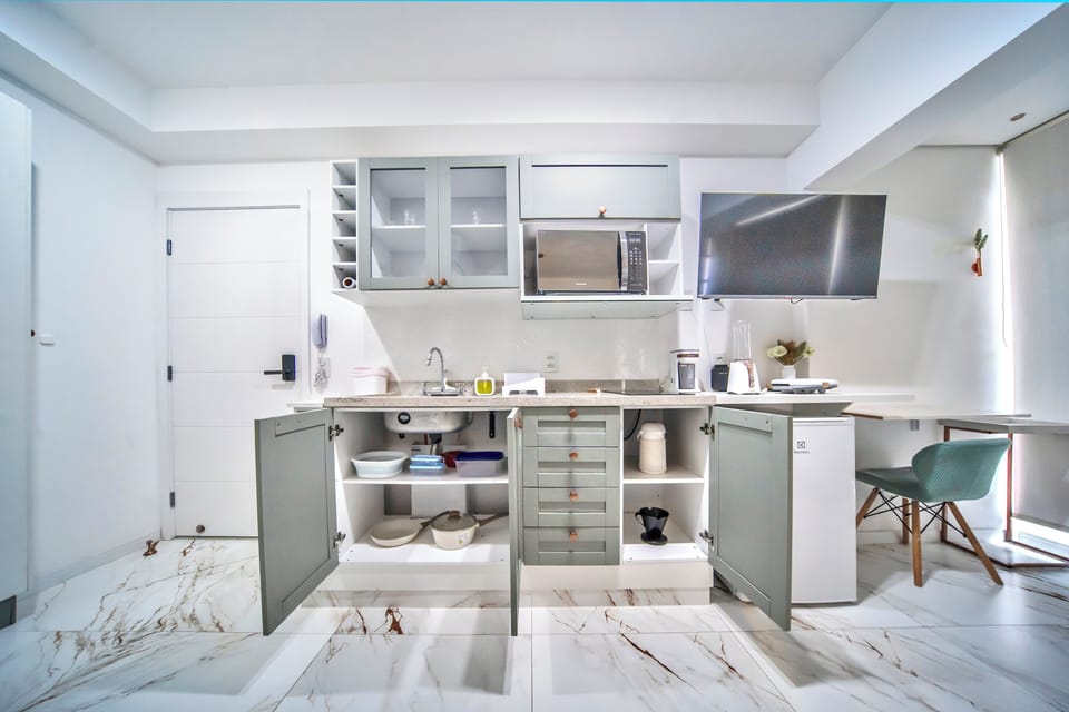 Superior Studio Suite, City View | Private kitchen
