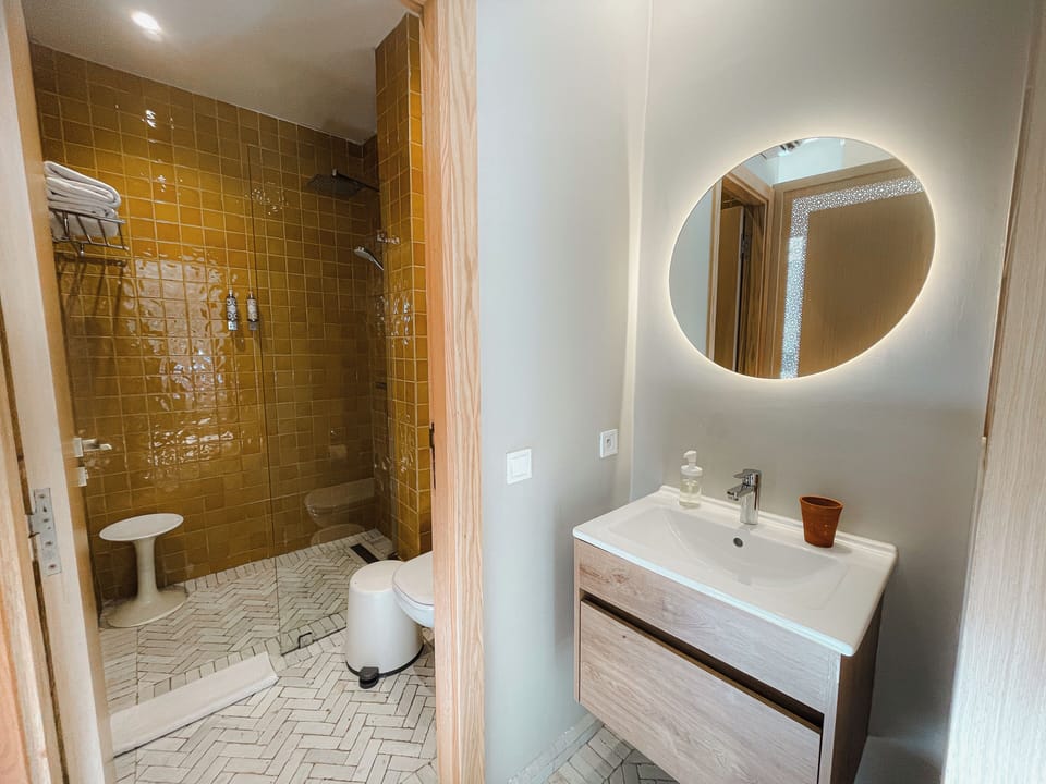 Classic Double Room (Jaafar) | Bathroom | Combined shower/tub, free toiletries, hair dryer, bathrobes