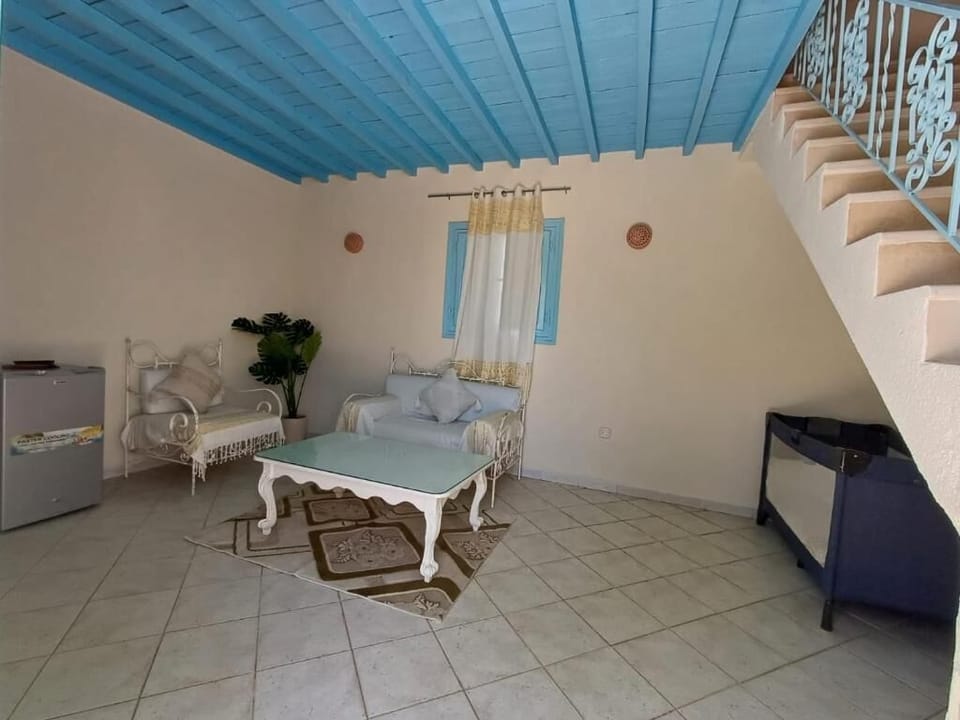 Family Bungalow, Pool View | Living area