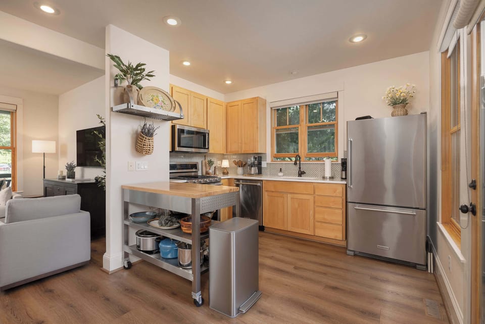 House, Multiple Beds, Patio, Mountain View (Cascade Cottage) | Private kitchen | Fridge, microwave, oven, stovetop