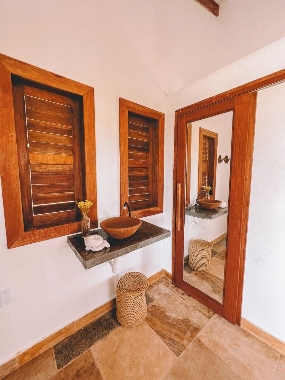 Luxury Double Room, 1 Queen Bed | Bathroom | Free toiletries, towels, soap, shampoo