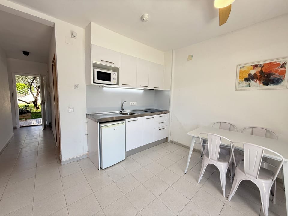 Apartment, 1 Bedroom | Living area | 32-inch TV with satellite channels