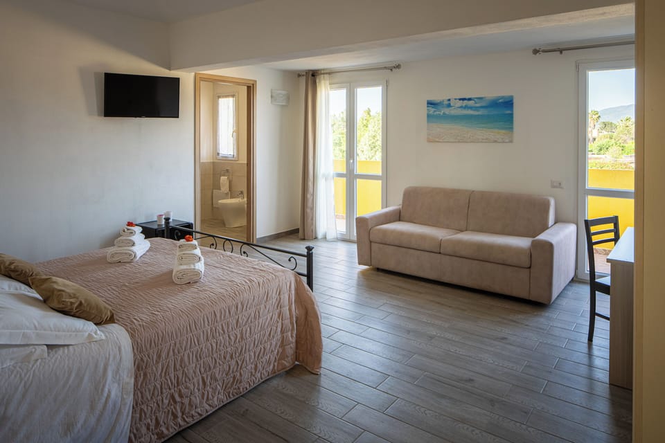 Comfort Double or Twin Room, Garden View | Desk, blackout drapes, soundproofing, iron/ironing board