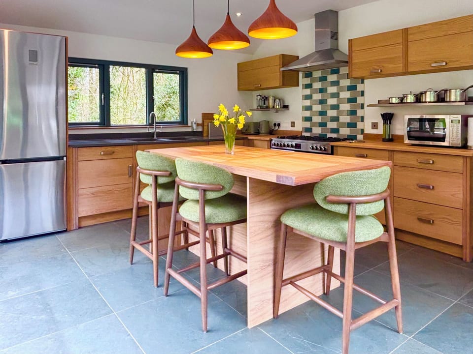 Cottage | Private kitchen | Dishwasher, cookware/dishes/utensils