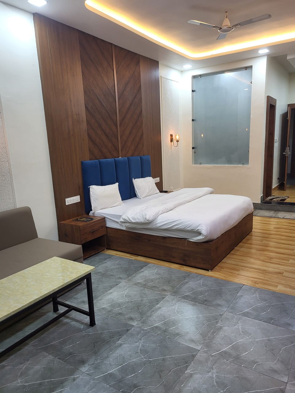 Family Room | Desk, laptop workspace, iron/ironing board, WiFi (free)