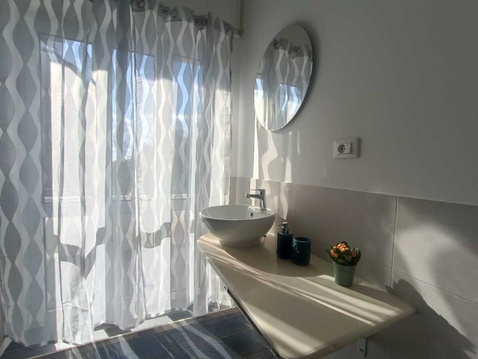 Comfort Double Room, City View | Bathroom | Shower, free toiletries, hair dryer, towels