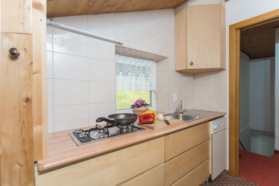 Comfort Apartment, Balcony, Mountain View | Private kitchen