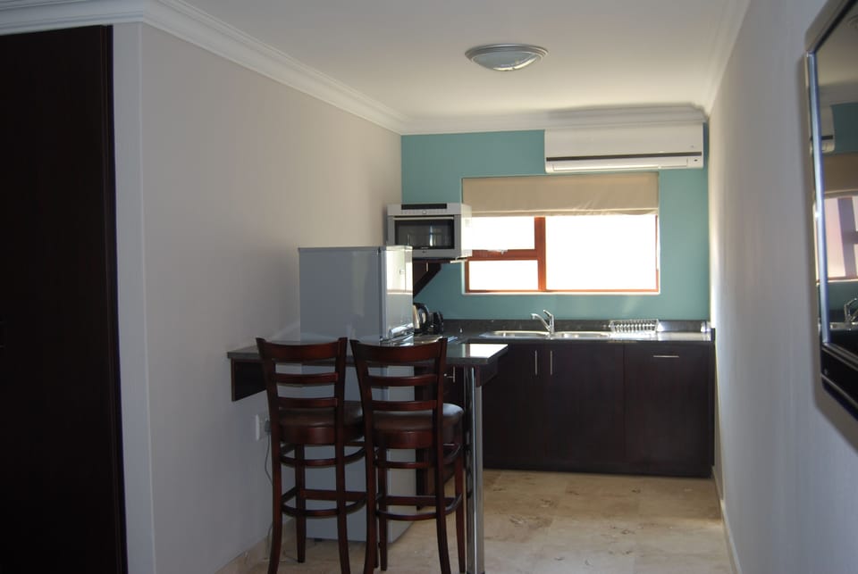 Executive Studio | Private kitchenette | Fridge, coffee/tea maker, electric kettle