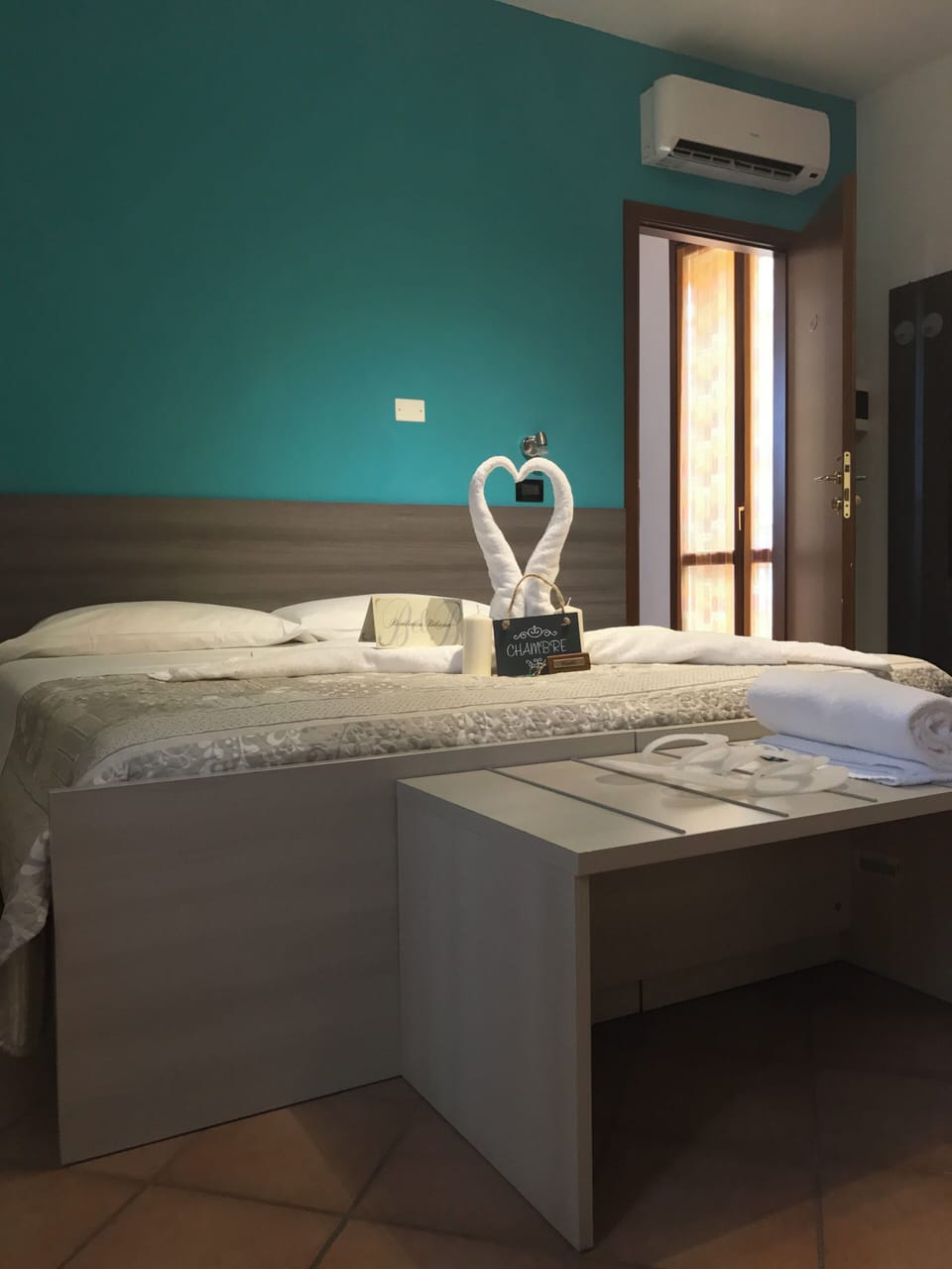 Minibar, WiFi (free)