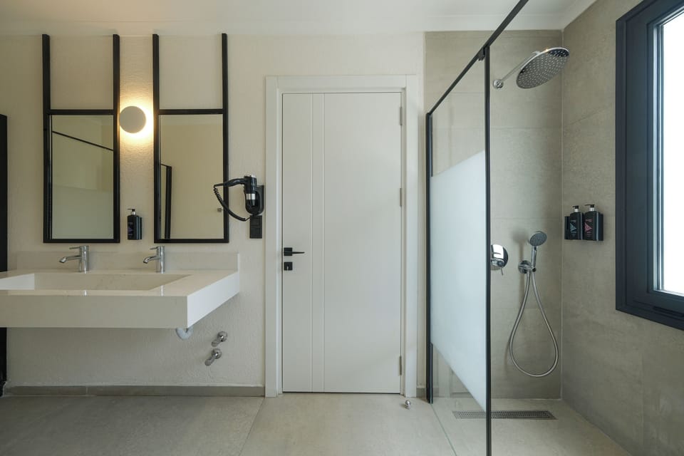 Basic Studio | Bathroom | Hair dryer, slippers, towels, soap